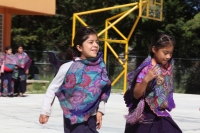 Lunes 20 de agosto del 2012. San Lorenzo Zinacantan. Las niñas indigenas portan con orgullo la vestimenta tradicional de los parajes de Los Altos de Chiapas, los cuales son elaborados en telares rudimentarios en las casas de las artesanas locales. Las jóv