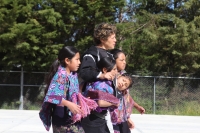 Lunes 20 de agosto del 2012. San Lorenzo Zinacantan. Las niñas indigenas portan con orgullo la vestimenta tradicional de los parajes de Los Altos de Chiapas, los cuales son elaborados en telares rudimentarios en las casas de las artesanas locales. Las jóv