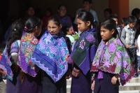Lunes 20 de agosto del 2012. San Lorenzo Zinacantan. Las niñas indigenas portan con orgullo la vestimenta tradicional de los parajes de Los Altos de Chiapas, los cuales son elaborados en telares rudimentarios en las casas de las artesanas locales. Las jóv