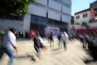 Lunes 27 de noviembre del 2017. Tuxtla Gutiérrez. Militantes de la CNC logran recuperar el edificio del PRi durante la manifestación que sostenÃÂan militantes del municipio de Bochil en la plaza de Santo Domingo donde resultaron varios lesionados durant Lunes 27 de noviembre del 2017. Tuxtla Gutiérrez. Militantes de la CNC logran recuperar el edificio del PRi durante la manifestación que sostenÃÂan militantes del municipio de Bochil en la plaza de Santo Domingo donde resultaron varios lesionados durant