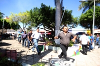 Lunes 27 de noviembre del 2017. Tuxtla Gutiérrez. Militantes de la CNC logran recuperar el edificio del PRi durante la manifestación que sostení­an militantes del municipio de Bochil en la plaza de Santo Domingo donde resultaron varios lesionados durant
