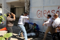 Lunes 27 de noviembre del 2017. Tuxtla Gutiérrez. Militantes de la CNC logran recuperar el edificio del PRi durante la manifestación que sostení­an militantes del municipio de Bochil en la plaza de Santo Domingo donde resultaron varios lesionados durant