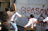 Lunes 27 de noviembre del 2017. Tuxtla Gutiérrez. Militantes de la CNC logran recuperar el edificio del PRi durante la manifestación que sostení­an militantes del municipio de Bochil en la plaza de Santo Domingo donde resultaron varios lesionados durant