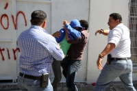 Lunes 27 de noviembre del 2017. Tuxtla Gutiérrez. Militantes de la CNC logran recuperar el edificio del PRi durante la manifestación que sostení­an militantes del municipio de Bochil en la plaza de Santo Domingo donde resultaron varios lesionados durant
