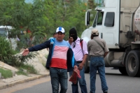 Viernes 15 de junio del 2018. Tuxtla Gutiérrez. La entrada del oriente de la ciudad permanece bloqueada hasta el mediodí­a por las organizaciones del movimiento magisterial mientras que las diferentes regionales bloquean las casetas de cobro y continúan