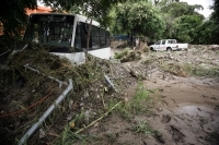 Viernes 20 de agosto. Elementos del ejército mexicano prestan ayuda a las autoridades de educación para la limpieza de varios planteles educativos afectados en sus instalaciones y vehículos por las lluvias de esta semana en la ciudad de Tuxtla Gutiérrez, 