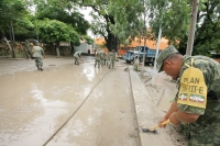 Viernes 20 de agosto. Elementos del ejército mexicano prestan ayuda a las autoridades de educación para la limpieza de varios planteles educativos afectados en sus instalaciones y vehículos por las lluvias de esta semana en la ciudad de Tuxtla Gutiérrez, 