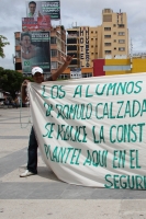 Jueves 21 de junio del 2012. Tuxtla Gutiérrez, Chiapas. Habitantes de la comunidad Rómulo Calzada, afectada en las inundaciones del bajo Grijalva se manifiestan en la plaza central de la ciudad para exigir la construcción de un COBACH que de atención a la