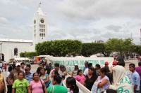 Jueves 21 de junio del 2012. Tuxtla Gutiérrez, Chiapas. Habitantes de la comunidad Rómulo Calzada, afectada en las inundaciones del bajo Grijalva se manifiestan en la plaza central de la ciudad para exigir la construcción de un COBACH que de atención a la