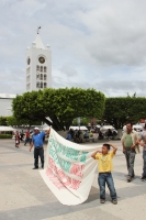 Jueves 21 de junio del 2012. Tuxtla Gutiérrez, Chiapas. Habitantes de la comunidad Rómulo Calzada, afectada en las inundaciones del bajo Grijalva se manifiestan en la plaza central de la ciudad para exigir la construcción de un COBACH que de atención a la Jueves 21 de junio del 2012. Tuxtla Gutiérrez, Chiapas. Habitantes de la comunidad Rómulo Calzada, afectada en las inundaciones del bajo Grijalva se manifiestan en la plaza central de la ciudad para exigir la construcción de un COBACH que de atención a la