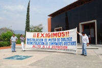 Trabajadores destituidos de la planta laboral del Colegio de Bachilleres de Chiapas, se manifiestan esta tarde en las instalaciones generales de esta institución educativa ubicada en el lado norte oriente de esta ciudad.