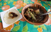 Jueves 19 de marzo del 2015. Chiapa de Corzo. Al inicio de las obras municipales  de infraestructura en el Mercado del Justo Juez, la venta de comida tradicional se traslada a las calles de este pueblo rivereño.