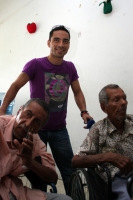 EL CAMPEON MUNDIAL DE BOX, COCHULITO LLEGA DE VISITA AL ALBERGUE DE ANCIANOS DEL IDH EN ESTA CIUDAD