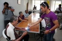 EL CAMPEON MUNDIAL DE BOX, COCHULITO LLEGA DE VISITA AL ALBERGUE DE ANCIANOS DEL IDH EN ESTA CIUDAD