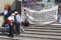 Viernes 2 de diciembre. Ixtapa se manifiesta en el Edificio del Gobierno Estatal.