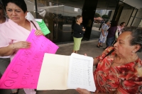 Habitantes de la ciudad e Ocosocuaulta se manifiestan este medio día en el edificio del gobierno estatal para exigir la intervención de las autoridades para que no se lleve a cabo el cambio de nombre de esta ciudad también conocida como  Coita.