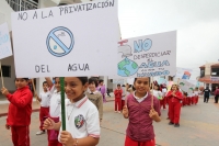 Sábado 22 de marzo del 2014. Ocosocuautla de Espinoza. Niños estudiantes marchan por las calles de esta ciudad para protestar en la presidencia municipal por los intentos de privatización del agua potable.