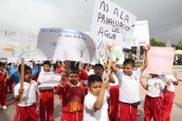 Sábado 22 de marzo del 2014. Ocosocuautla de Espinoza. Niños estudiantes marchan por las calles de esta ciudad para protestar en la presidencia municipal por los intentos de privatización del agua potable.