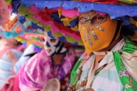 Lunes 12 de febrero del 2018. Ocosocuautla de Espinosa. Las Máscaras del Carnaval de Coita. Los Personajes ataviados con máscaras y vestimenta representativa recorren los diferentes barrios y las casas de fiesta Cohuinas donde bailan y gritan durante lo Lunes 12 de febrero del 2018. Ocosocuautla de Espinosa. Las Máscaras del Carnaval de Coita. Los Personajes ataviados con máscaras y vestimenta representativa recorren los diferentes barrios y las casas de fiesta Cohuinas donde bailan y gritan durante lo