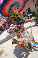 Miércoles 9 de marzo. La celebración del Carnaval Zoque Coiteco llega a sus últimos momentos con la algarabÃa del primer dÃa; los danzantes recorren las calles bailando y gritando. Los Chores agitan sus chicotes, mientras que los cazadores van armados con Miércoles 9 de marzo. La celebración del Carnaval Zoque Coiteco llega a sus últimos momentos con la algarabÃa del primer dÃa; los danzantes recorren las calles bailando y gritando. Los Chores agitan sus chicotes, mientras que los cazadores van armados con
