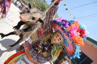 Miércoles 9 de marzo. La celebración del Carnaval Zoque Coiteco llega a sus últimos momentos con la algarabÃa del primer dÃa; los danzantes recorren las calles bailando y gritando. Los Chores agitan sus chicotes, mientras que los cazadores van armados con Miércoles 9 de marzo. La celebración del Carnaval Zoque Coiteco llega a sus últimos momentos con la algarabÃa del primer dÃa; los danzantes recorren las calles bailando y gritando. Los Chores agitan sus chicotes, mientras que los cazadores van armados con