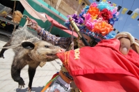 Miércoles 9 de marzo. La celebración del Carnaval Zoque Coiteco llega a sus últimos momentos con la algarabía del primer día; los danzantes recorren las calles bailando y gritando. Los Chores agitan sus chicotes, mientras que los cazadores van armados con