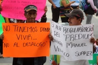 Jueves 15 de mayo del 2014. Tuxtla Gutiérrez. Colonos desalojados de los terrenos ubicados en las cercanías del Fraccionamiento Vida Mejor esperan las negociaciones de los lideres en las afueras del edificio de la administración estatal.