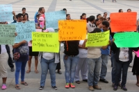 Jueves 15 de mayo del 2014. Tuxtla Gutiérrez. Colonos desalojados de los terrenos ubicados en las cercanías del Fraccionamiento Vida Mejor esperan las negociaciones de los lideres en las afueras del edificio de la administración estatal.