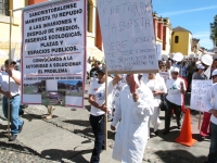 Domingo 28 de octubre del 2012. San Cristóbal de las Casas. Habitantes de la colonial ciudad vuelven a salir a las calles para exigir a las autoridades que se detengan las invasiones de ranchos y predios en los Altos de Chiapas. Vestidos de blanco piden q
