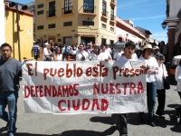 Domingo 28 de octubre del 2012. San Cristóbal de las Casas. Habitantes de la colonial ciudad vuelven a salir a las calles para exigir a las autoridades que se detengan las invasiones de ranchos y predios en los Altos de Chiapas. Vestidos de blanco piden q