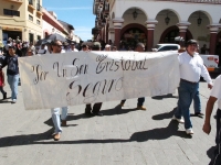 Domingo 28 de octubre del 2012. San Cristóbal de las Casas. Habitantes de la colonial ciudad vuelven a salir a las calles para exigir a las autoridades que se detengan las invasiones de ranchos y predios en los Altos de Chiapas. Vestidos de blanco piden q
