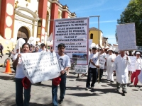 Domingo 28 de octubre del 2012. San Cristóbal de las Casas. Habitantes de la colonial ciudad vuelven a salir a las calles para exigir a las autoridades que se detengan las invasiones de ranchos y predios en los Altos de Chiapas. Vestidos de blanco piden q