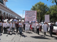 Domingo 28 de octubre del 2012. San Cristóbal de las Casas. Habitantes de la colonial ciudad vuelven a salir a las calles para exigir a las autoridades que se detengan las invasiones de ranchos y predios en los Altos de Chiapas. Vestidos de blanco piden q