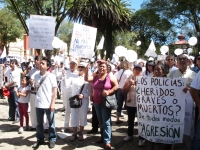Domingo 28 de octubre del 2012. San Cristóbal de las Casas. Habitantes de la colonial ciudad vuelven a salir a las calles para exigir a las autoridades que se detengan las invasiones de ranchos y predios en los Altos de Chiapas. Vestidos de blanco piden q