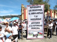 Domingo 28 de octubre del 2012. San Cristóbal de las Casas. Habitantes de la colonial ciudad vuelven a salir a las calles para exigir a las autoridades que se detengan las invasiones de ranchos y predios en los Altos de Chiapas. Vestidos de blanco piden q