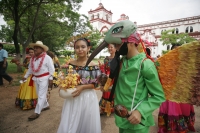 El Bourroncito vuelve a Chiapa de Corzo  René Araujo.  La danza del Colibrí o del Bourroncito, es nuevamente interpretada en la colonial ciudad de Chiapa de Corzo, después de estar considerada como “perdida” dentro de la tradición de las indígenas chiapan