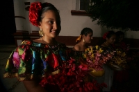 El Bourroncito vuelve a Chiapa de Corzo  René Araujo.  La danza del Colibrí o del Bourroncito, es nuevamente interpretada en la colonial ciudad de Chiapa de Corzo, después de estar considerada como “perdida” dentro de la tradición de las indígenas chiapan