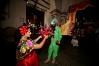 El Bourroncito vuelve a Chiapa de Corzo René Araujo. La danza del Colibrí o del Bourroncito, es nuevamente interpretada en la colonial ciudad de Chiapa de Corzo, después de estar considerada como “perdida” dentro de la tradición de las indígenas chiapan El Bourroncito vuelve a Chiapa de Corzo René Araujo. La danza del Colibrí o del Bourroncito, es nuevamente interpretada en la colonial ciudad de Chiapa de Corzo, después de estar considerada como “perdida” dentro de la tradición de las indígenas chiapan