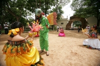 El Bourroncito vuelve a Chiapa de Corzo René Araujo. La danza del Colibrí o del Bourroncito, es nuevamente interpretada en la colonial ciudad de Chiapa de Corzo, después de estar considerada como “perdida” dentro de la tradición de las indígenas chiapan El Bourroncito vuelve a Chiapa de Corzo René Araujo. La danza del Colibrí o del Bourroncito, es nuevamente interpretada en la colonial ciudad de Chiapa de Corzo, después de estar considerada como “perdida” dentro de la tradición de las indígenas chiapan
