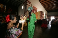 El Bourroncito vuelve a Chiapa de Corzo  René Araujo.  La danza del Colibrí o del Bourroncito, es nuevamente interpretada en la colonial ciudad de Chiapa de Corzo, después de estar considerada como “perdida” dentro de la tradición de las indígenas chiapan