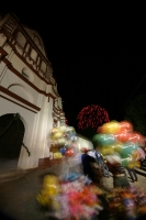 Imagen de Santo Domingo en Chiapa de Corzo durante el espectáculo de fuegos artificiales o Combate Naval