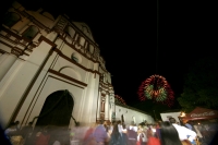 Imagen de Santo Domingo en Chiapa de Corzo durante el espectáculo de fuegos artificiales o Combate Naval