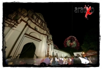 Imagen de Santo Domingo en Chiapa de Corzo durante el espectáculo de fuegos artificiales o Combate Naval
