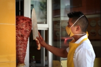 Domingo 26 de julio del 2020. Tuxtla Gutiérrez. Los prestadores de servicios turísticos y restauranteros continúan preparando las medidas sanitarias, para ofrecer los diferentes platillos a su concurrida clientela tuxtleca