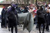 Foto: Meridiano90/Nehemías Jiménez. Comitán, Chiapas; 11 de febrero.- Con atuendos de demonios, princesas, personajes mitológicos y de ficción, carros alegóricos, caravanas de indígenas tojolabales con flores, tambores, cohetes y entonando melodías tradic
