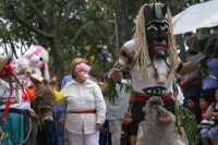 Foto: Meridiano90/Nehemías Jiménez. Comitán, Chiapas; 11 de febrero.- Con atuendos de demonios, princesas, personajes mitológicos y de ficción, carros alegóricos, caravanas de indígenas tojolabales con flores, tambores, cohetes y entonando melodías tradic