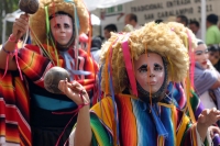 Foto: Meridiano90/Nehemías Jiménez. Comitán, Chiapas; 11 de febrero.- Con atuendos de demonios, princesas, personajes mitológicos y de ficción, carros alegóricos, caravanas de indígenas tojolabales con flores, tambores, cohetes y entonando melodías tradic