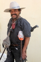Domingo 27 de abril del 2014. Tuxtla Gutiérrez. El Compadrito, afirma tener más de 70 años de edad y haber sido herido por el Ejército Mexicano durante las revueltas armadas del siglo XX en Chiapas. Acostumbrado a dormir a salto de mata cuenta con lucidez Domingo 27 de abril del 2014. Tuxtla Gutiérrez. El Compadrito, afirma tener más de 70 años de edad y haber sido herido por el Ejército Mexicano durante las revueltas armadas del siglo XX en Chiapas. Acostumbrado a dormir a salto de mata cuenta con lucidez