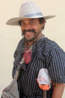 Domingo 27 de abril del 2014. Tuxtla Gutiérrez. El Compadrito, afirma tener más de 70 años de edad y haber sido herido por el Ejército Mexicano durante las revueltas armadas del siglo XX en Chiapas. Acostumbrado a dormir a salto de mata cuenta con inocent Domingo 27 de abril del 2014. Tuxtla Gutiérrez. El Compadrito, afirma tener más de 70 años de edad y haber sido herido por el Ejército Mexicano durante las revueltas armadas del siglo XX en Chiapas. Acostumbrado a dormir a salto de mata cuenta con inocent