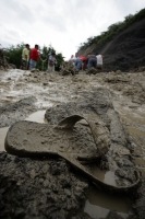 La ruta del lodo. René Araujo.  Jueves 26 de agosto. Valle de Mescalapa. Habitantes de Copainala y Chicoasen intentan transitar entre el lodo y piedras que bloquean el tramo carretero que incomunica a varias comunidades de esta región.  Con las piernas hu